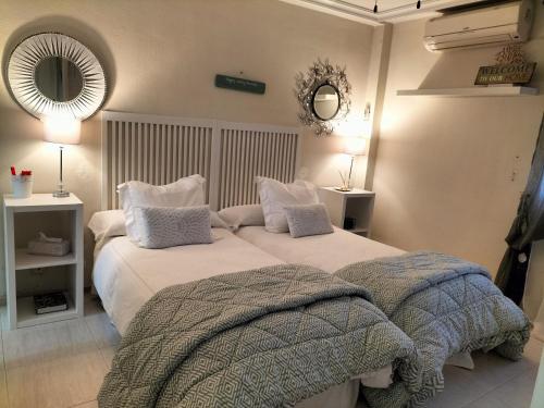 Ένα ή περισσότερα κρεβάτια σε δωμάτιο στο Apartamentos Flamenco B&B