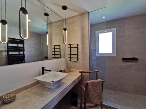 Ett badrum på Villa 231 Boho House Estrenc - luxury family life - just 5-10min to sandy beach