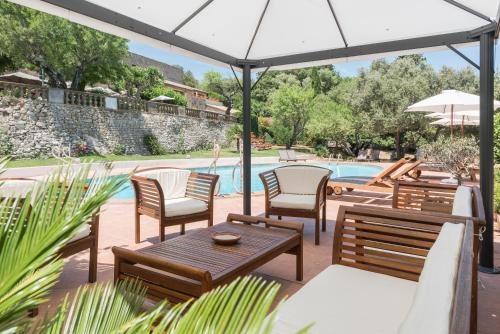 un patio con mesas y sillas y una piscina en Domaine du Lac - Teritoria, en Flassans-sur-Issole