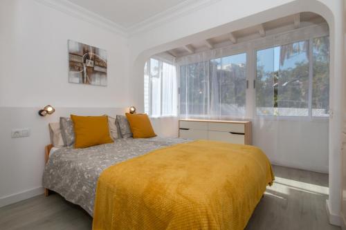 Un pat sau paturi într-o cameră la SilverDeluxe Penthouse - CasaColores, Puerto de la Cruz