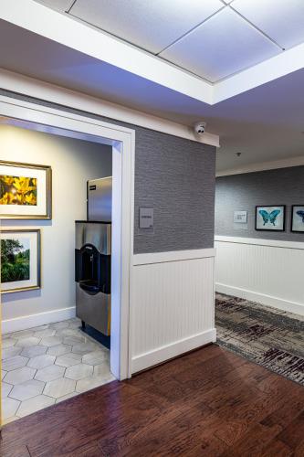 The Inn At The Crossroadsにあるテレビまたはエンターテインメントセンター