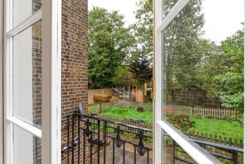 Light 1 Bedroom Apartment with Balcony in Brixton
