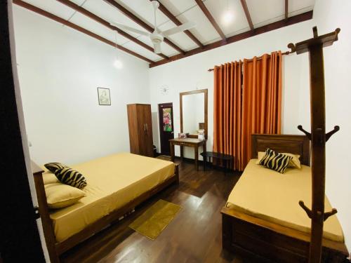 1 dormitorio con 2 camas en una habitación en Uva Escape Holiday Bungalow, en Bandarawela