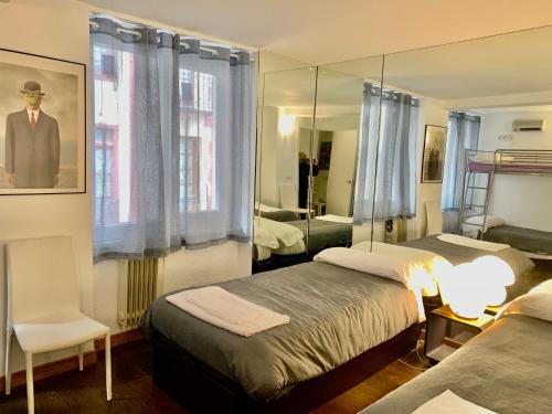 ログローニョにあるCalle Portales Casco Antiguoのベッド2台と鏡が備わるホテルルームです。