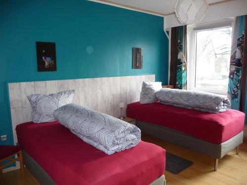 sala de estar con 2 camas y ventana en Wohnung "Niedersachsen", en Hohenhameln