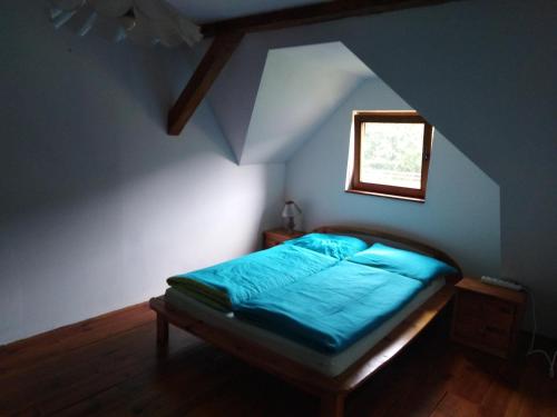 ein Schlafzimmer mit einem Bett im Dachgeschoss in der Unterkunft Rancho Vaquera in Polanica-Zdrój