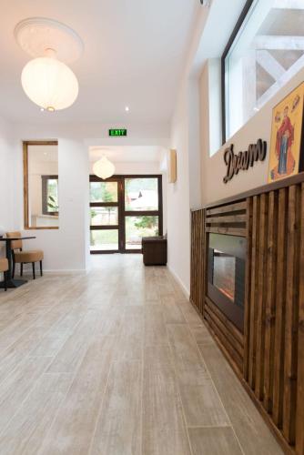 an empty lobby with a fireplace and a waiting room at Vila PANORAMIC Busteni in Buşteni