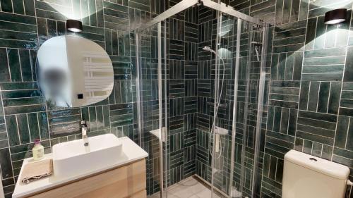 a bathroom with a sink and a shower at Suite lumineuse à Saint-Gilles in Brussels