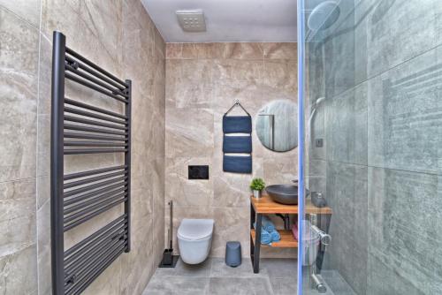 ein Badezimmer mit Toilette und Waschbecken in der Unterkunft Villa Marušići 2140 in Marušići