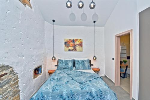 ein Schlafzimmer mit einem Bett in einer weißen Wand in der Unterkunft Villa Marušići 2140 in Marušići