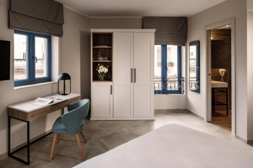 - une chambre avec un bureau, une chaise et un lit dans l'établissement Amery House, à Sliema