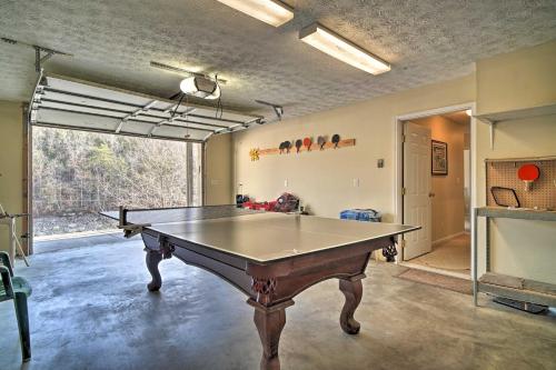 Stolní tenis v ubytování Caryville Home with Private Dock and Norris Lake Views nebo okolí