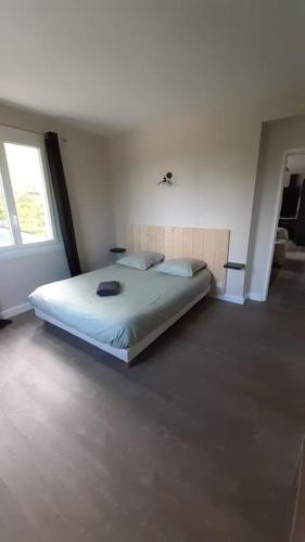 une chambre avec un lit dans une pièce avec une fenêtre dans l'établissement LA Maison D'AGEN, à Boé