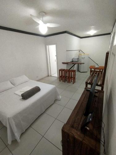 a bedroom with a bed and a table with chairs at Flat Schnneider, Hospedagem econômica, empresas, diárias in Taubaté