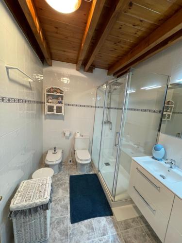 bagno con 2 servizi igienici, doccia e lavandino di Apartament Triplex a Vielha