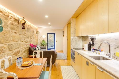 Riverside 2 Bedroom Apartment by DA'HOME
