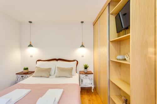 Riverside 2 Bedroom Apartment by DA'HOME