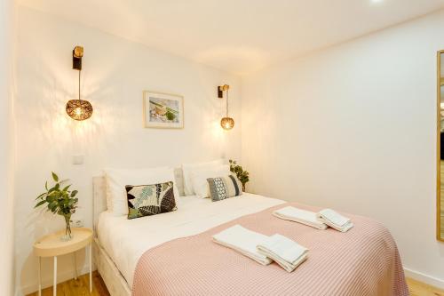 a bedroom with a bed with two towels on it at Riverside 2 Bedroom Apartment by DA'HOME in Porto