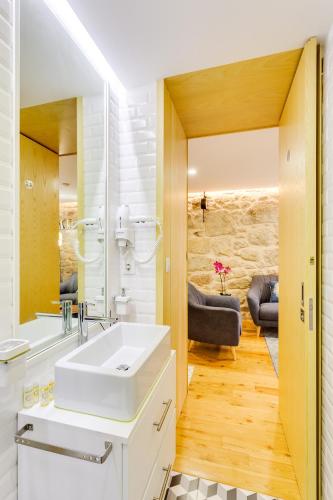Riverside 2 Bedroom Apartment by DA'HOME