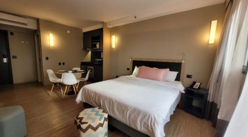 Tempat tidur dalam kamar di Alphaville Stay Residences