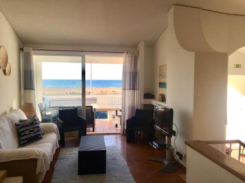 ナザレにあるCasa do Mar -Sea houseの海の景色を望むリビングルーム