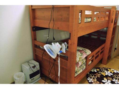 Litera de madera con ventilador en una habitación en Guest House HiDE - Vacation STAY 64845v, en Lago Toya