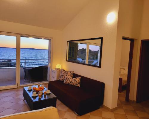 ein Wohnzimmer mit einem Sofa und Meerblick in der Unterkunft Blue Lagoon in Silba