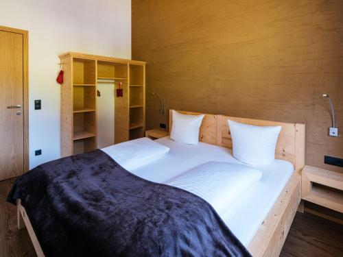 - un grand lit blanc avec 2 oreillers dans l'établissement Alpenpanorama Konzett, à Faschina