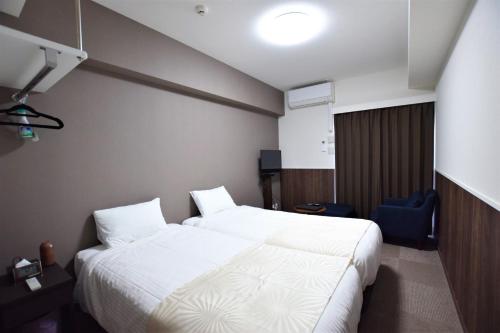 Land-Residential Hotel Fukuoka - Vacation STAY 81863v في فوكوكا: غرفة فندق فيها سرير ابيض كبير