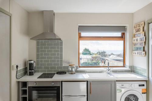 Seaview 1 bed open condo - free parking photo 19