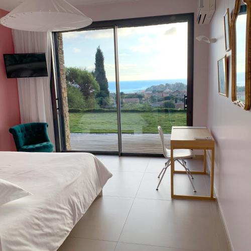 Ένα ή περισσότερα κρεβάτια σε δωμάτιο στο Appartement Regard-sur-mer 165m2 4ch vue mer piscine