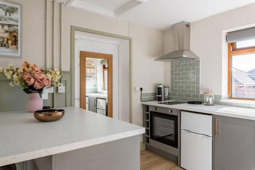Seaview 1 bed open condo - free parking photo 5