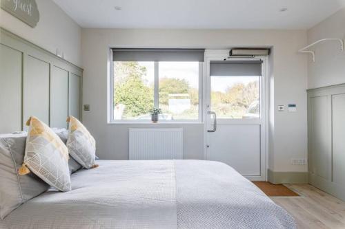 Seaview 1 bed open condo - free parking photo 8