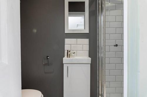 uma casa de banho com um lavatório e um WC em Seaview 1 bed open condo - free parking em Brighton & Hove