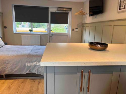 Seaview 1 bed open condo - free parking photo 14