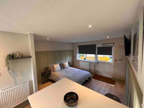 Seaview 1 bed open condo - free parking photo 13