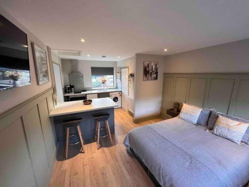 Seaview 1 bed open condo - free parking photo 12