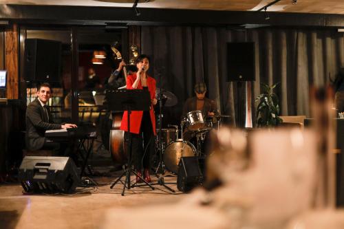 Ein Mann spielt ein Instrument in einem Raum mit einer Band in der Unterkunft Teghenis Resort in Zaghkadsor