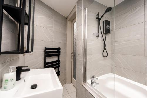 Kúpeľňa v ubytovaní Spacious 2BR Leith Apartment