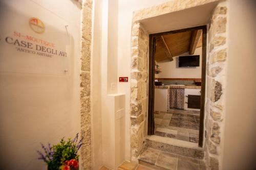 a hallway with a doorway into a room with a kitchen at SI-Moutique Le Case degli Avi barocche, con terrazza panoramica in Modica