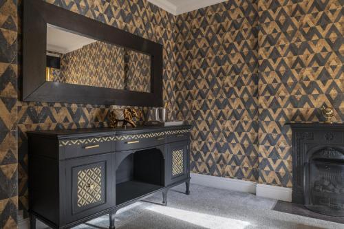 una camera con camino e specchio di The North Shore a Llandudno