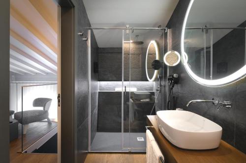 Kupaonica u objektu MouraSuites Hotel