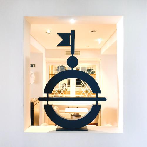 a picture of a sign in a store window at MouraSuites Hotel in Évora