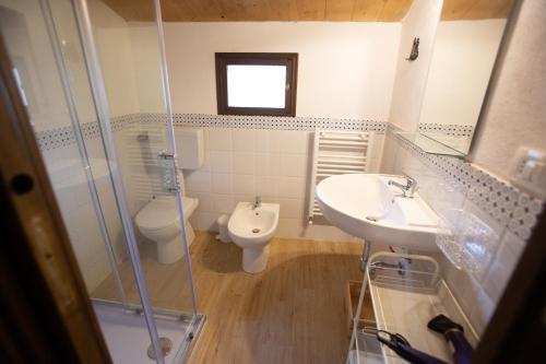 a bathroom with a toilet and a sink and a shower at SI-Moutique Le Case degli Avi barocche, con terrazza panoramica in Modica