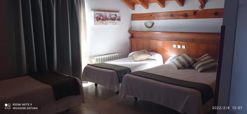 Cama o camas de una habitación en Hotel Narcea