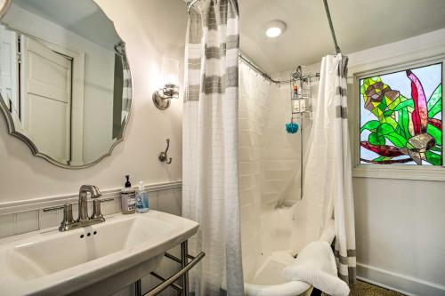 Ванна кімната в Adorable Baton Rouge Cottage Less Than 3 Mi to LSU!