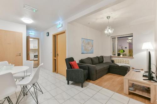 GarðurにあるGarður guesthouseのソファとテーブルのあるリビングルーム