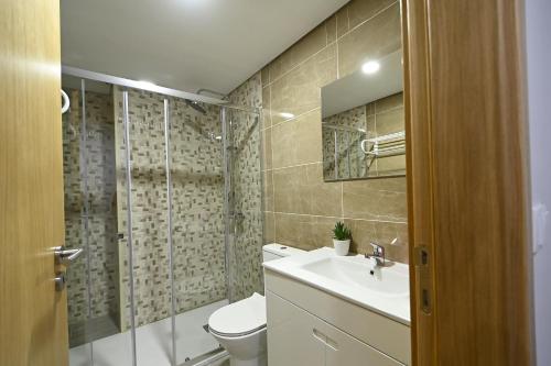 ein Bad mit einem WC, einem Waschbecken und einer Dusche in der Unterkunft O Visconde - Alojamento local in Lamego