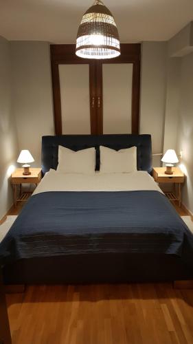 een slaapkamer met een groot bed en een blauwe deken bij Przystan Zegrze in Zegrze