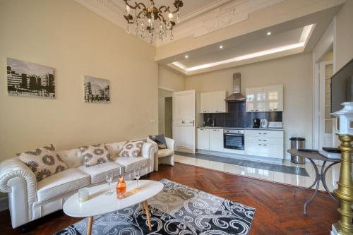 un salon avec un canapé et une table dans l'établissement Prestige Designer Apartment, Super Central, à Nice